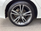 純正アルミホイールです。足元が引き立つので、車全体のイメージがアップしますよ!