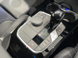 BMWの高性能オートマチックは、ATセレクトレバーを左側に倒すことで、通常の「D」から「S」(スポーツ)または「M」(マニュアル)へと切り替えが可能です。