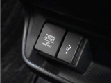 ◆USBチャージャー、12Vの電源ソケット◆使いやすい場所に装備されています。