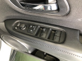 【窓操作部分】運転席のスイッチでは、すべてのウィンドーの開閉操作を行うことができます。