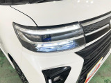 白く明るい光で夜間走行をサポートするLEDヘッドランプを搭載