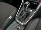 トランスミッションはギヤチェンジの切れ目がない滑らかな加速を実現する新世代「DSG」を搭載。