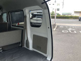 ラゲッジ左右壁面にはネジ穴が切ってあるのでラックの設置やフックの取り付けなど、自由が広がります。