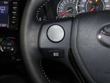 ステアリングスイッチ付きで、運転中に視線を前に向けたまま操作できます。