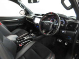 シンプルで使いやすいデザインの運転席です。