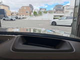 【ヘッドアップディスプレイ】現在の車速表示や目的地へのルート案内やメディア関連のリストを表示する事が可能です。視線移動を減らす事によりドライブに集中して頂けます。