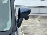 狭い駐車場でも安心。スイッチ操作だけでドアミラーの格納展開が可能。電動格納式リモコンドアミラー!