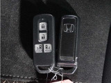◆スマートキー◆カギをバッグやポケットに入れたままでもドアロックの開閉ができる『スマートキー』付き!雨天や暗くなってもカギを取り出す必要がなくドアの開錠&エンジンも始動できます