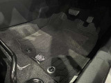 内装工程では、中古車を気持ちよくお乗りいただけるよう清掃しております。