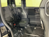 後席をはね上げれば、「もうひとつの荷室」が生まれます。