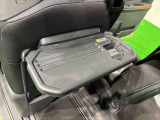 飲み物や食べ物を気軽に置ける格納式シートバックテーブルを、運転席と助手席の背もたれにご用意。車中泊も快適です!