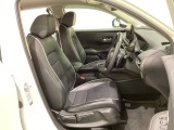 女性でも運転がしやすいように、シートの高さ調整機能(シートリフター)がついています。広い足元にゆったり座れるシートには肘掛も装備しており長距離の運転でも疲れにくいシートです。