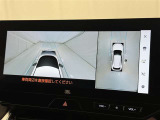 パノラミックビューモニターを装備。駐車場や交差点でクルマを真上から見るように周囲を確認できます。機能の詳細は販売店スタッフまでおたずねください。
