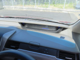 【運転席アッパーボックス】パッと取り出しやすい位置にあるボックスなので、お財布などの小物から本などの小冊子、駐車券など、よく使うものの収納に便利です。