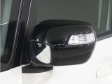 ◆ドアミラーウインカー◆ドアミラーにウインカーを装備しています。対向車に自身の進行方向を合図し安全に運転できます。