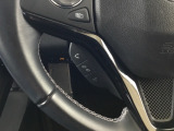 ステアリングにハンズフリー通話スイッチを装備。運転中でも手を離さずに通話操作ができるため、家族との連絡や急な電話にも安心して対応できます。