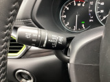 レバーをAUTOの位置にしているとき、レインセンサーが雨を感知すると、雨量に応じてワイパーが自動で作動してくれるオートワイパーを装備!設定変更で非作動にすると、間欠作動に固定されます。