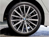 BMWの純正アロイホイールは軽量かつ強度にも優れているホイールで走行性能を引き上げる設計になっております。足元にもBMWは妥協がなくこだわっている個所になります。