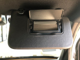 【バニティミラー】運転席のサンバイザーに装備。身だしなみチェックやメイク直しも安心です。