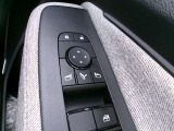 電動格納式ミラーなので、対向車などとのすれ違い時にも便利です。また、ドアロック連動で自動格納します。
