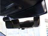 後席や荷物に視界を遮られにくい、便利なデジタルミラー。デジタル表示と通常ミラーを切り替え可能です。