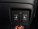 運転席のボタン操作で両側のスライドドアが開閉できます。