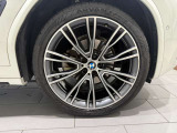 また、BMW正規認定中古車は、エマージェンシーサービスが自動付帯。24時間365日、皆様のカーライフをサポート致します。確かな安心のうえで、「駆けぬける歓び」をご堪能ください。