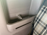 ドリンクに加えてボックスティッシュなども収納可能。下部にはスリットを設け入れたモノが見えるよう配慮しました。