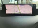 Apple CarPlay・Android Auto対応。TVチューナーも付いています。横長の大型ディスプレイで見やすい位置に配置されたナビゲーション画面です。鮮明な地図表示で案内が分かりやすく、少ない視線移動で確認できます。