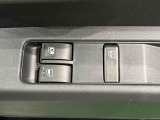 前席にはパワーウィンドー装備。運転席は挟み込み防止機能付き。