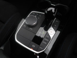 【シフトノブ】BMWの高性能オートマチックは、ATセレクトレバーを左側に倒すことで、通常の「D」から「S」(スポーツ)または「M」(マニュアル)へと切り替えが可能です。