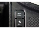 燃費をより向上させるエコドライブモードとパワフルな走行を愉しめるパワーモードを選べるスイッチが付いております!