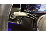 ウィンカー内蔵ドアミラーを開発したのは『メルセデス・ベンツ』です。他車からの視認性が高まり、事故の可能性を低減させています。更に、点灯部分はドライバーの視界に入らないように設計されています。