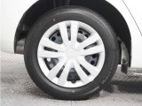 ◆純正ホイール装着車◆シンプルなデザインのホイールキャップ付きです。