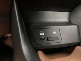 運転席/助手席の間にUSB端子が2つ!