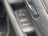 【パワーウィンドウ集中スイッチ】運転席のパワーウィンドスイッチ位置には運転以外の窓の開閉・ロック機能も付いています