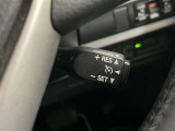 クルーズコントロール機能が付いています。 速度を設定するとアクセルを踏まなくても一定の速度で走ることができます。  高速道路ではとても便利な装置なんです。