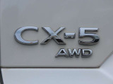 路面状況に応じた走破性を発揮するCX-5のAWDモデル!雨の日や雪道でも高い安定感を誇り、日常からアウトドアまで頼もしい走りを支えます。優れた走行性能と安心感を、ぜひ店頭でお確かめください。