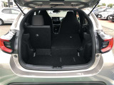コンパクトカーながらラゲージスペースも広く、とっても便利です。6:4分割可倒式リヤシートを倒せばさらに広い空間を確保、長い・大きい荷物も収納OK!お買い物にレジャーに大活躍です♪