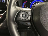 ステアリングスイッチ付き。前方から目を離すことなく操作することが可能です。