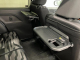 【格納式シートバックテーブル(運転席/助手席)】物が落ちにくいふち高テーブルはタブレットが立てかけられ、お子様用のマグカップや500mlの紙パックが入るカップホルダーも増えています。