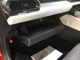 屋上展示場に常に50台以上の車両をご用意!お気に入りの1台が見つかるかも!?