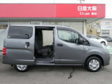 両側スライドドアで横からの荷物の出し入れも簡単。使い勝手も、乗降性もいい!後席ガラスにはプライバシーガラスを装備。