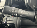 雨天時や視界不良時でも、安全な運転をサポートします。自動ワイパー機能も搭載されており、状況に合わせて調整できます。