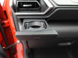 カップホルダーは運転席や助手席からちょうど手の届く位置です!!