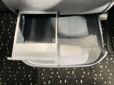 引き出し式のトレイとカップホルダーが付いているので便利です♪