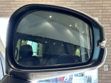 走行中、斜め後ろに車両の存在を検知するとその方向のドアミラー鏡面上にマークを点灯しお知らせします。
