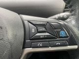 【プロパイロット】高速道路でアクセル、ブレーキ、ステアリング操作をクルマがサポート。高速走行におけるドライバーの負担を軽減します。その下には、携帯電話用ハンズフリースイッチが並びます。