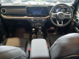 運転席周りはシンプルなスタイリングでスイッチなども操作しやすくなっております。