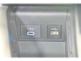 充電用USB端子付き。スマートフォンなどの充電に便利です。